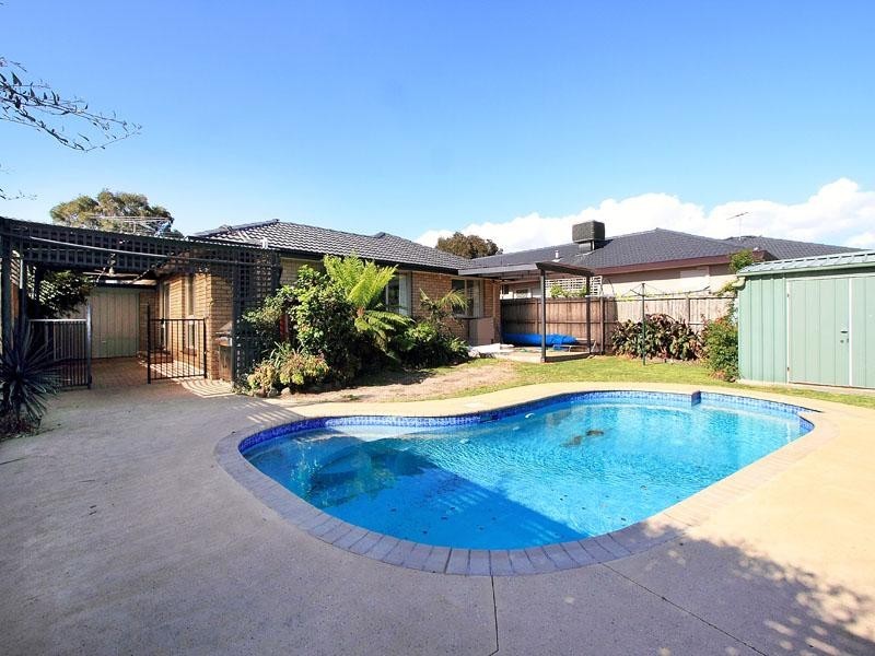 6 Donhaven Court, Dingley Village VIC 3172