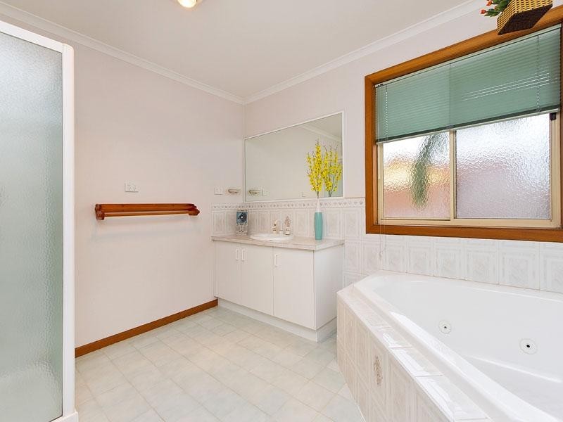 6 Lumeah Court, Dingley Village VIC 3172