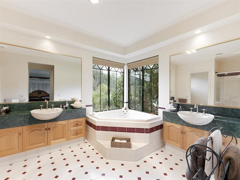 5 Caruana Drive, Dingley Village VIC 3172