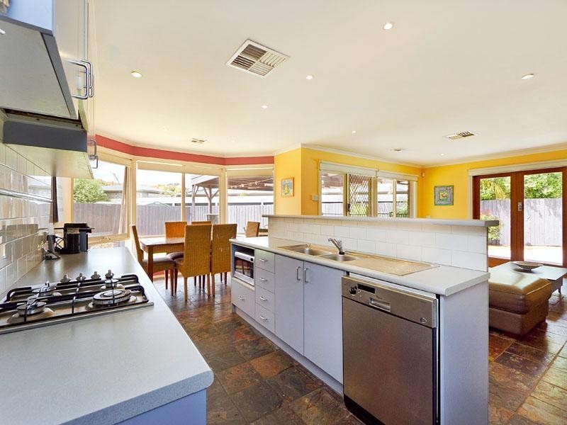 6 Bogart Close, Dingley Village VIC 3172