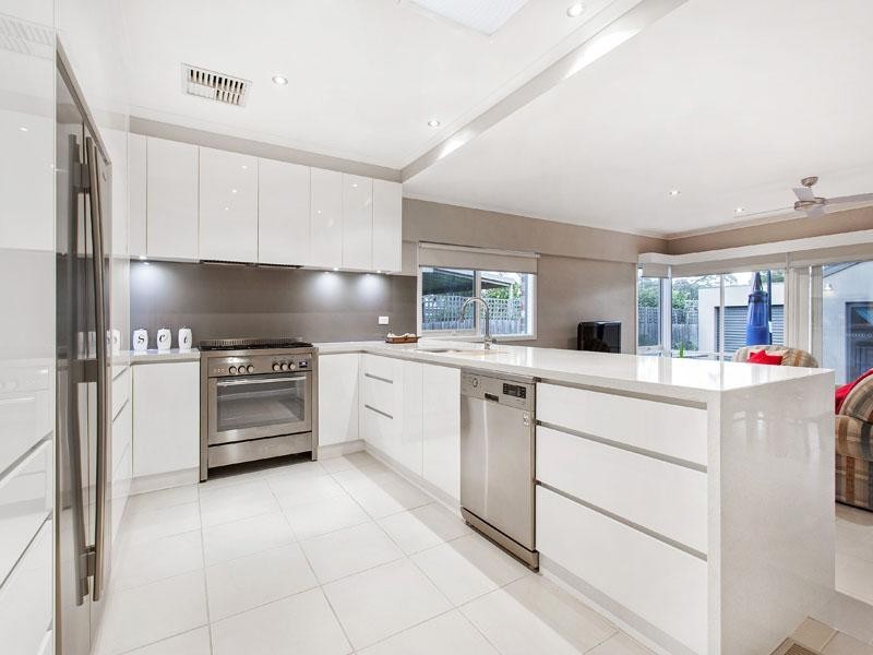 18 Kingswood Drive, Dingley Village VIC 3172