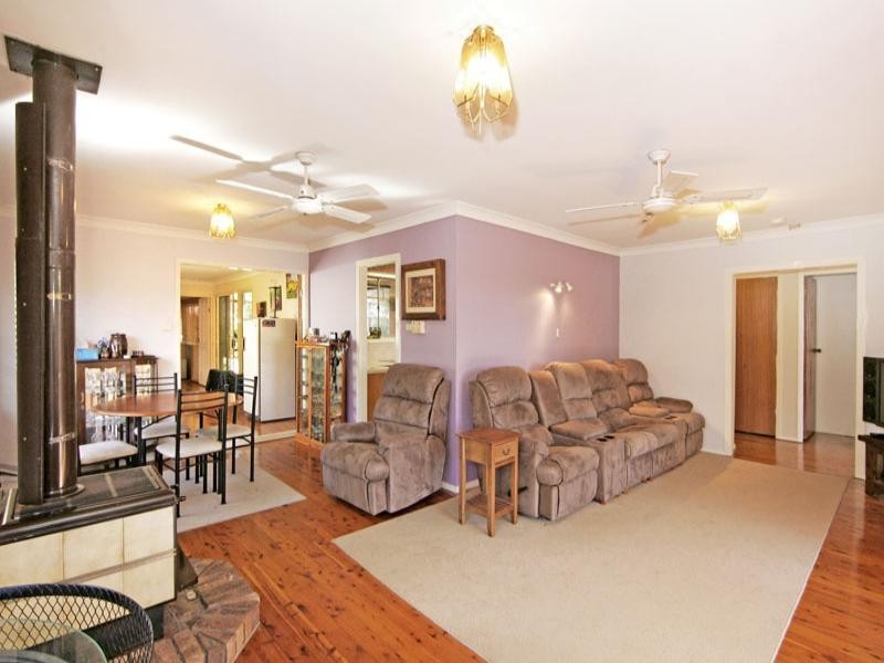 8 Roger Crescent, Berkeley Vale NSW 2261