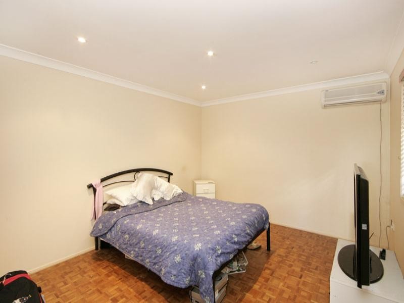 8 Roger Crescent, Berkeley Vale NSW 2261