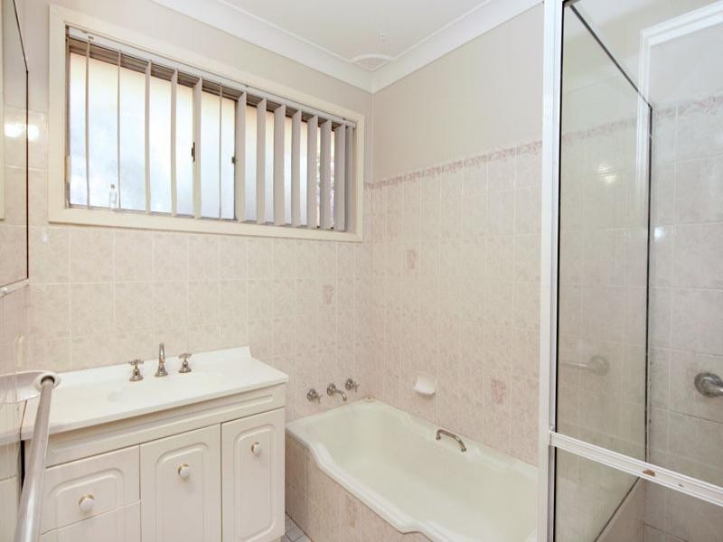 8 Roger Crescent, Berkeley Vale NSW 2261