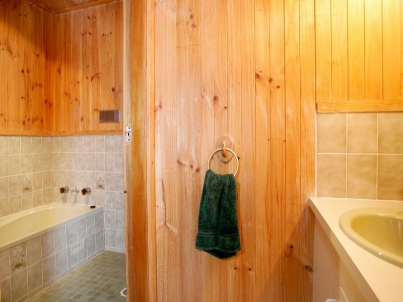 32 Valley View Road, Bateau Bay NSW 2261