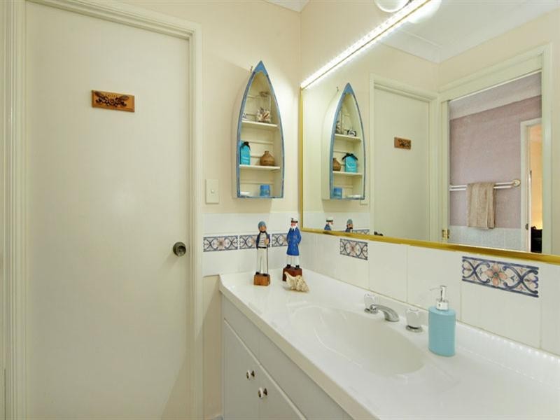 25 Castlereagh Crescent, Bateau Bay NSW 2261