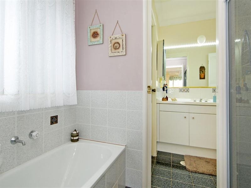 25 Castlereagh Crescent, Bateau Bay NSW 2261