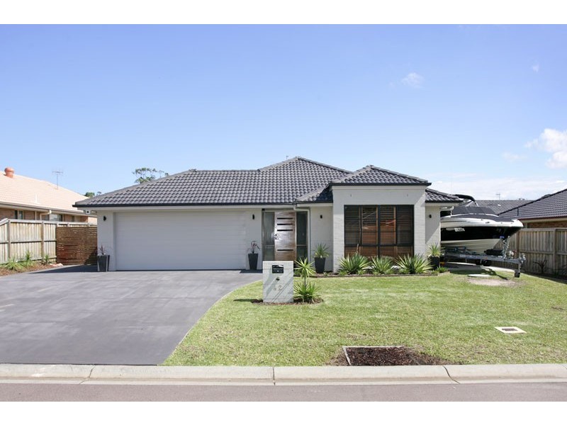 42 Bataan Circuit, Bateau Bay NSW 2261