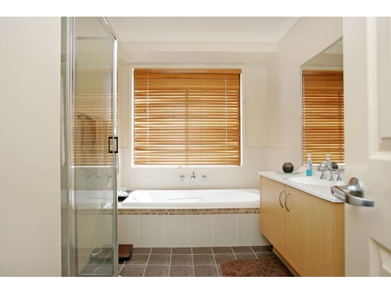 42 Bataan Circuit, Bateau Bay NSW 2261