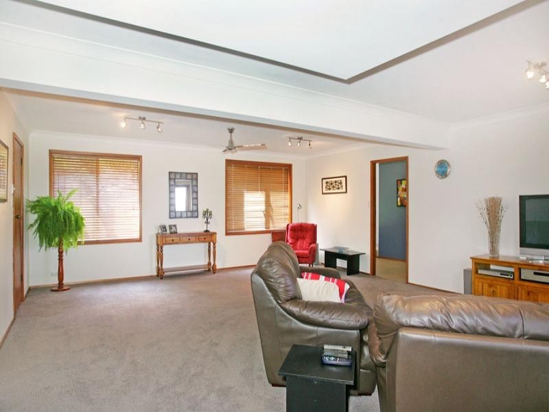 17 Valley View Road, Bateau Bay NSW 2261