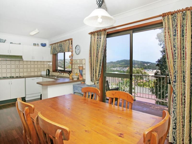 17 Valley View Road, Bateau Bay NSW 2261