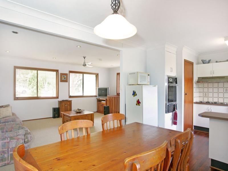 17 Valley View Road, Bateau Bay NSW 2261