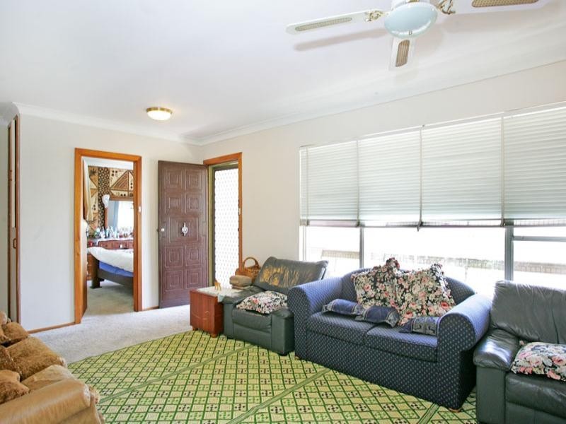 4 Shannon Parade, Berkeley Vale NSW 2261