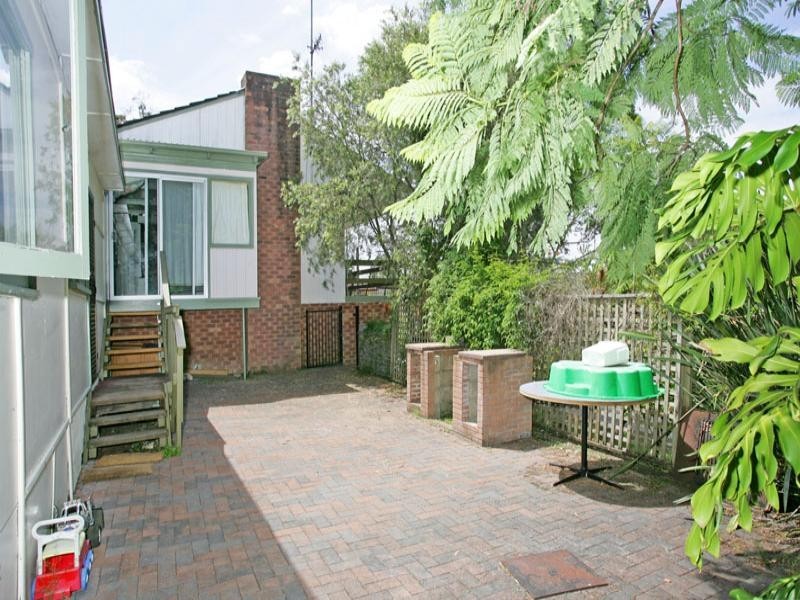 4 Shannon Parade, Berkeley Vale NSW 2261