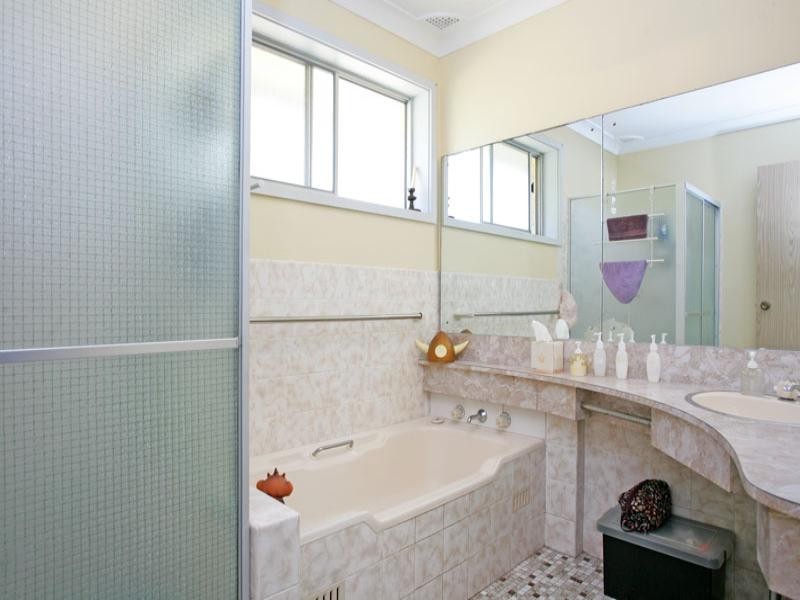 18 Hilltop Street, Bateau Bay NSW 2261