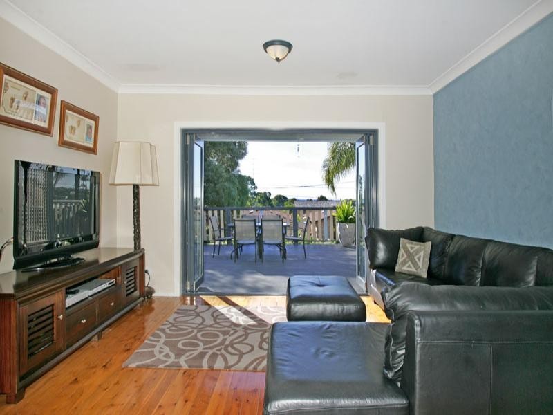 14 Hillcrest Avenue, Bateau Bay NSW 2261