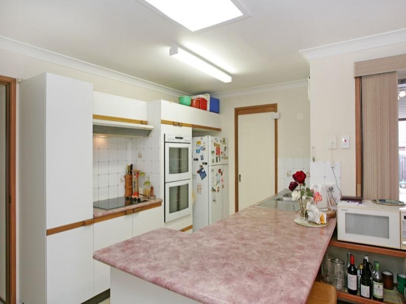 15 Peta Close, Bateau Bay NSW 2261