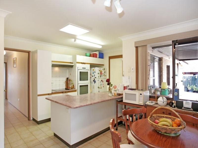 15 Peta Close, Bateau Bay NSW 2261