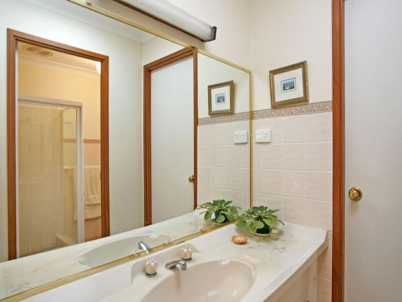 15 Peta Close, Bateau Bay NSW 2261