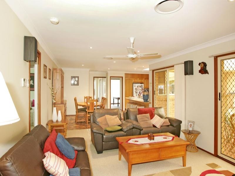 204 Cresthaven Avenue, Bateau Bay NSW 2261