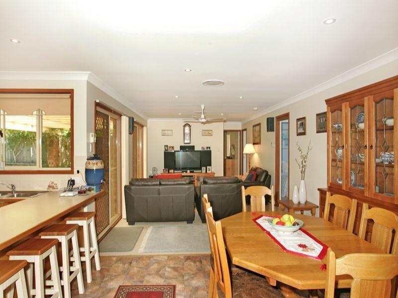 204 Cresthaven Avenue, Bateau Bay NSW 2261