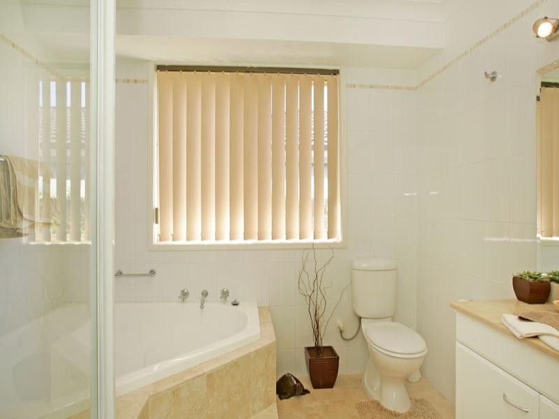 204 Cresthaven Avenue, Bateau Bay NSW 2261