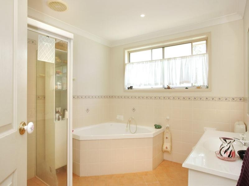 2A Parkside Avenue, Bateau Bay NSW 2261