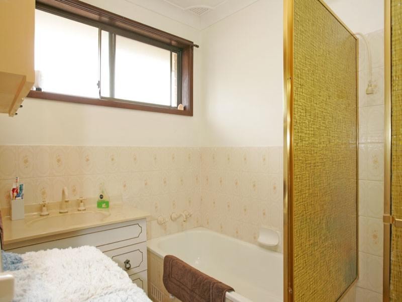 27 Poplars Avenue, Bateau Bay NSW 2261