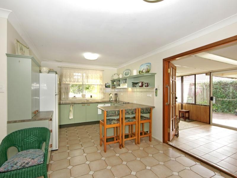 2 Compass Close, Bateau Bay NSW 2261