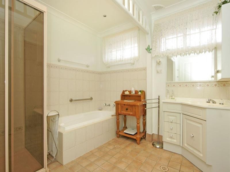 2 Compass Close, Bateau Bay NSW 2261