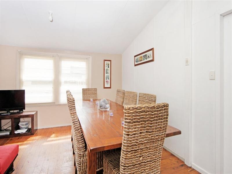 8 Flinders Avenue, Killarney Vale NSW 2261