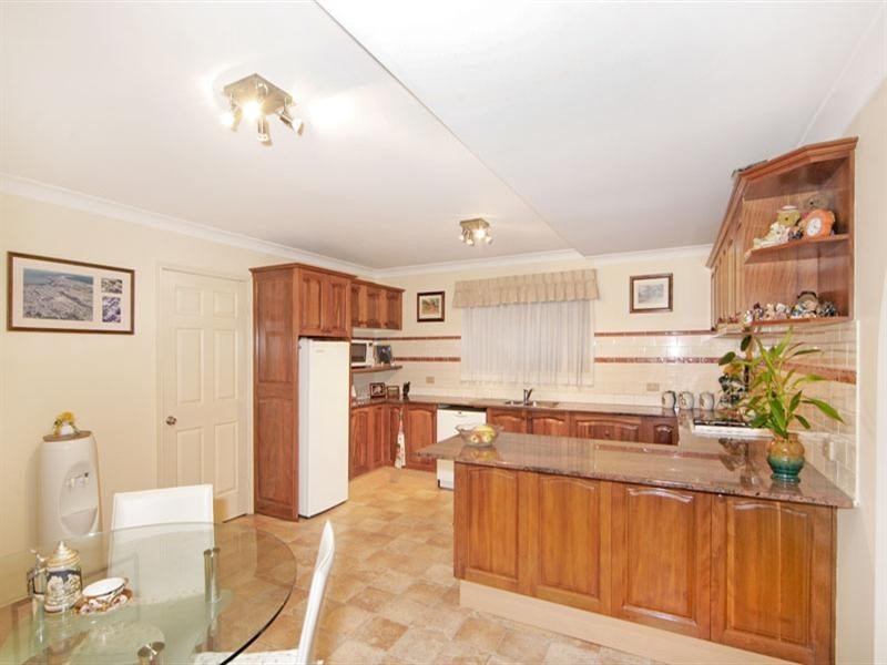 33 Curzon Avenue, Bateau Bay NSW 2261