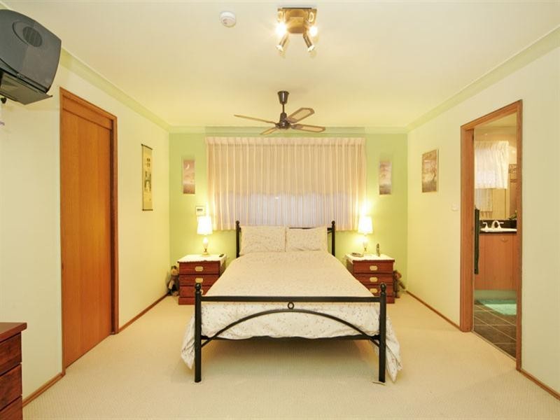 33 Curzon Avenue, Bateau Bay NSW 2261