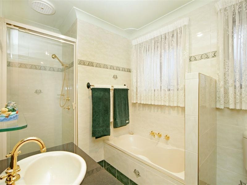 33 Curzon Avenue, Bateau Bay NSW 2261