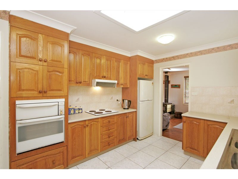 8 Roger Crescent, Berkeley Vale NSW 2261