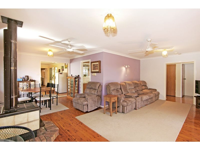 8 Roger Crescent, Berkeley Vale NSW 2261