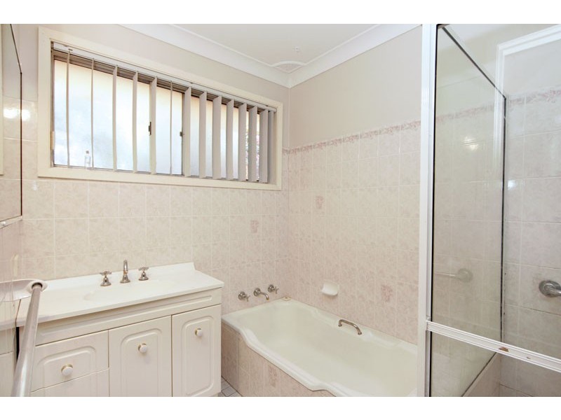 8 Roger Crescent, Berkeley Vale NSW 2261