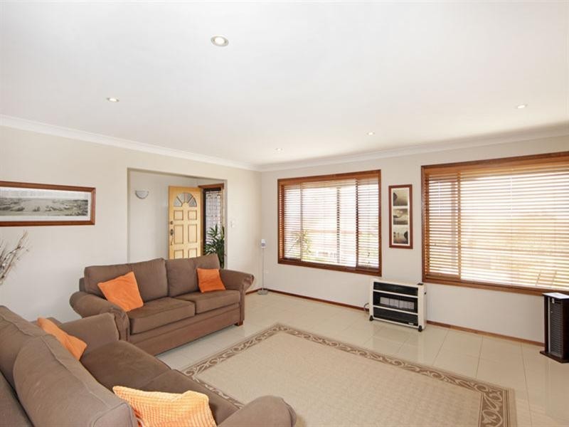 22 Curzon Avenue, Bateau Bay NSW 2261