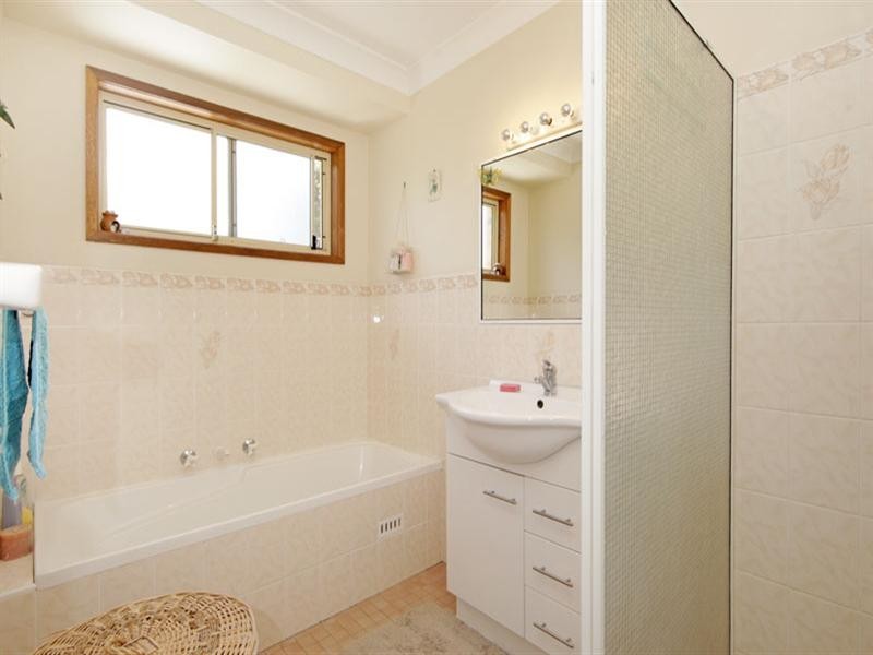 2/24 Anzac Parade, Bateau Bay NSW 2261