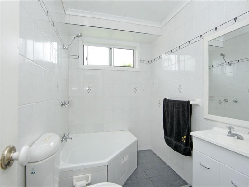 42 Premier Way, Bateau Bay NSW 2261