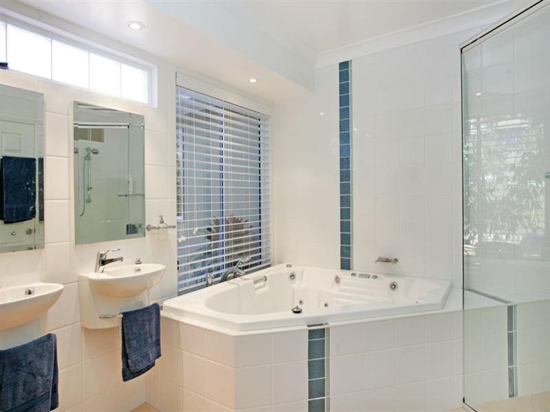 10 Mermaid Drive, Bateau Bay NSW 2261