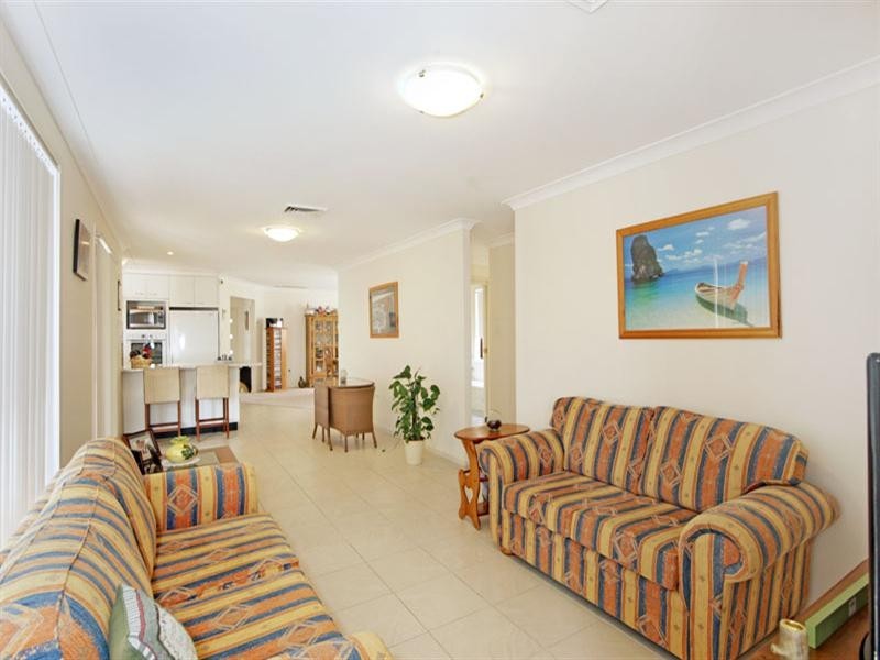 35 Murrumbidgee Crescent, Bateau Bay NSW 2261