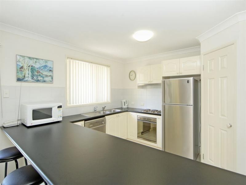 16 Bataan Circuit, Bateau Bay NSW 2261