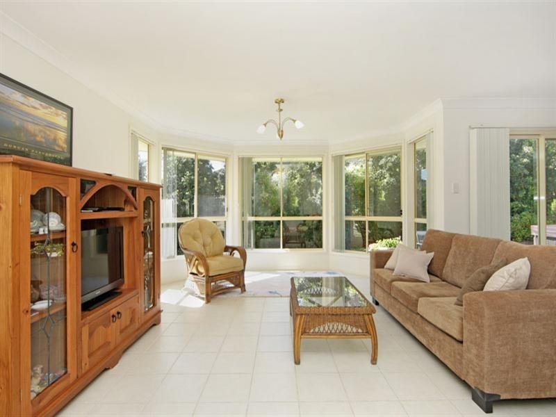 16 Bataan Circuit, Bateau Bay NSW 2261