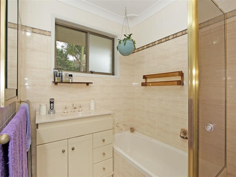 1 Jonathon Close, Bateau Bay NSW 2261