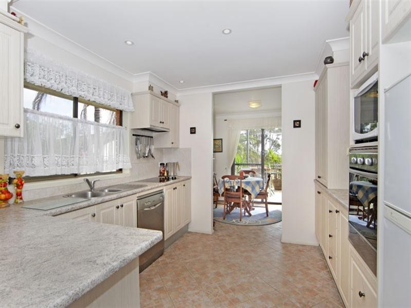 1 Jonathon Close, Bateau Bay NSW 2261