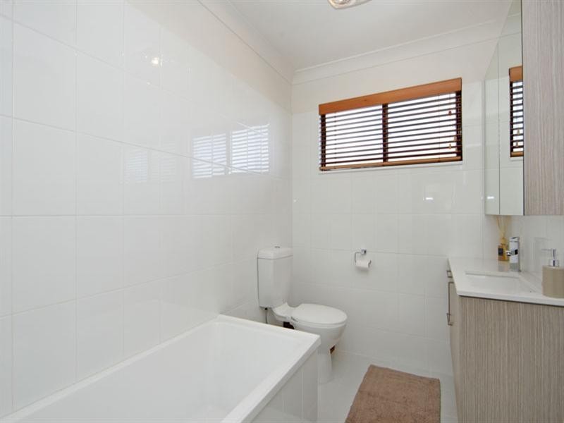 48 Kathleen White Crescent, Killarney Vale NSW 2261