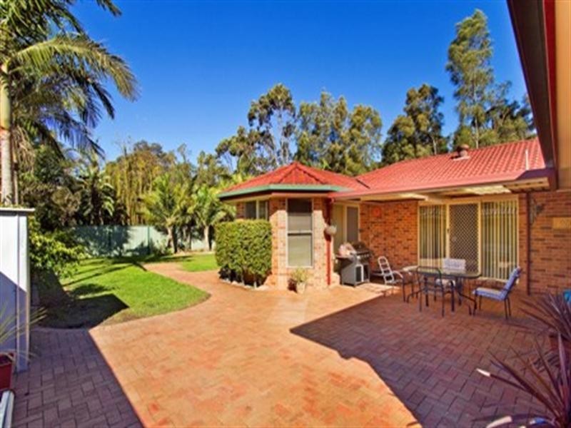 1 Castlereagh Crescent, Bateau Bay NSW 2261