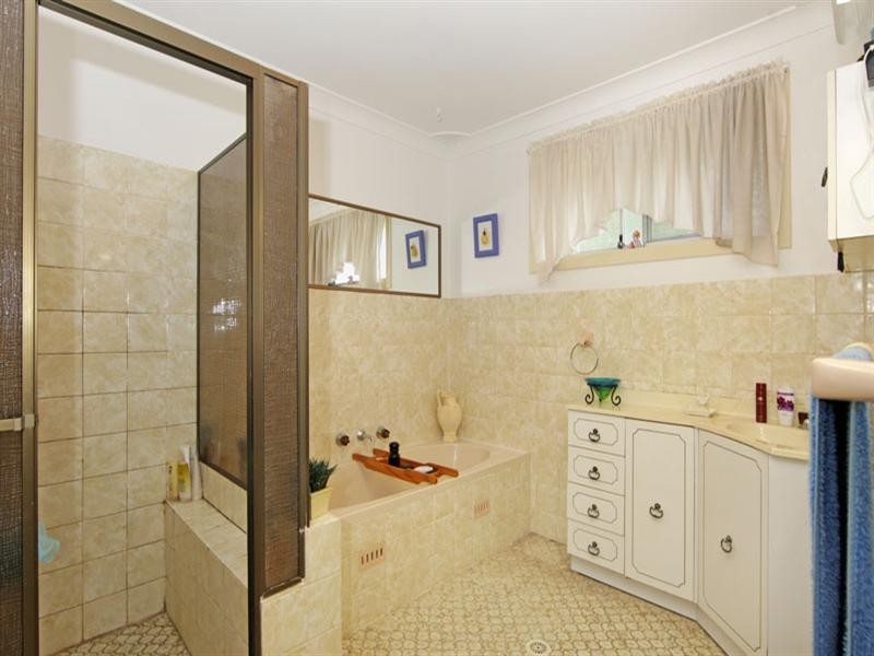 1 Stephenson Road, Bateau Bay NSW 2261