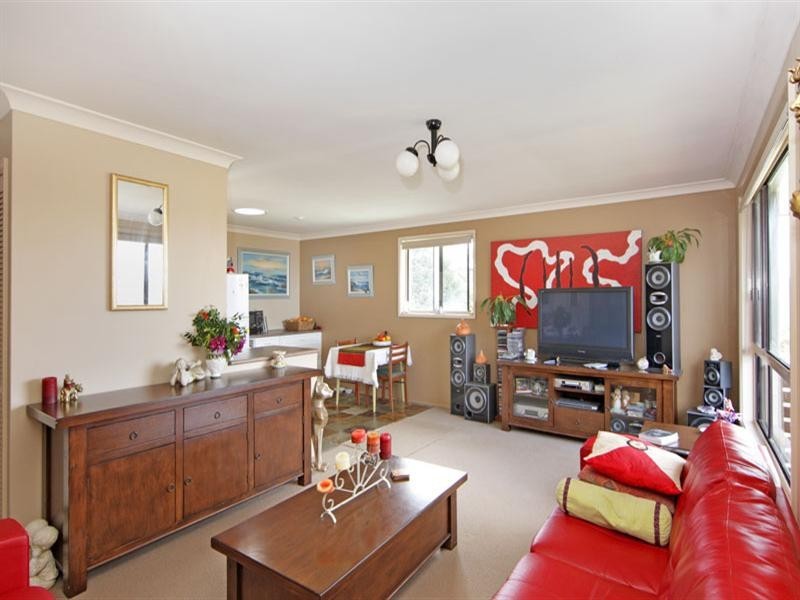 8 Valley View Road, Bateau Bay NSW 2261